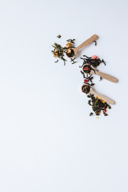 各种各样的工艺散叶茶在白色背景，俯视图图片下载
