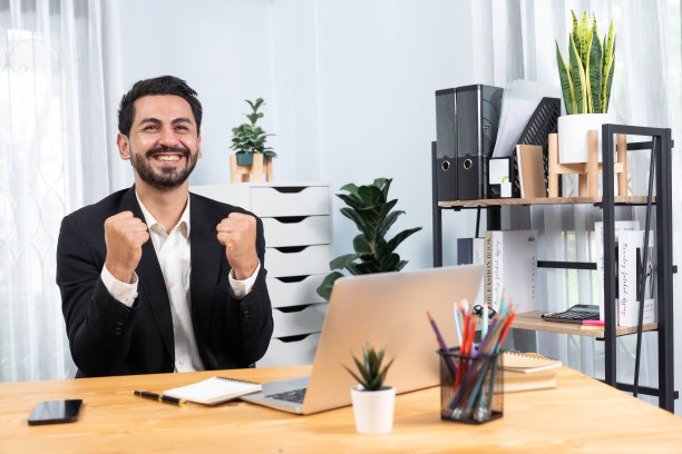 穿着黑色正装的兴奋而快乐的商人。狂热的图片下载