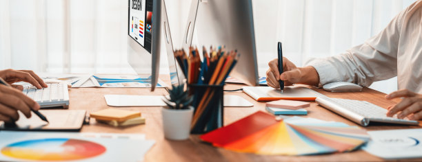 图形设计师用数字笔在电脑上工作。仔细检查图片下载