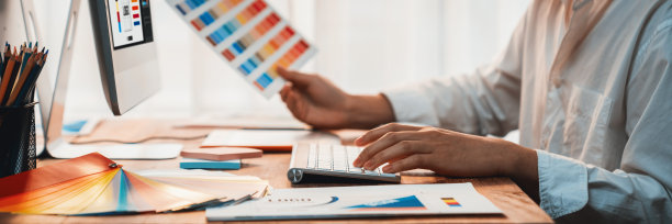 图形设计师用数字笔在电脑上工作。仔细检查图片下载