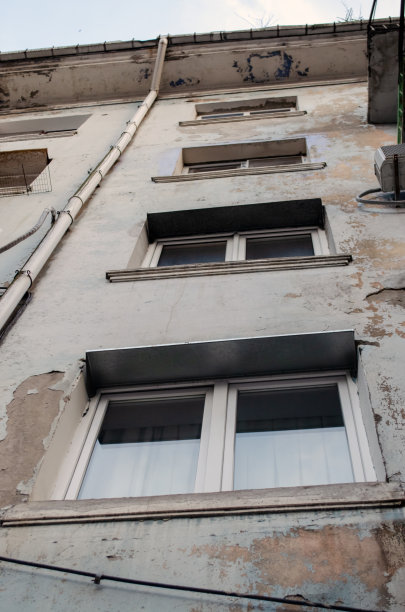 窗户，旧入口的双层玻璃窗，房子外面的照片图片下载