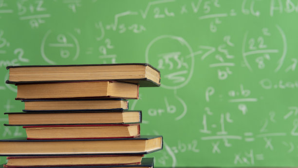 教育理念——大礼堂桌子上的书。黑板回到学校图片下载