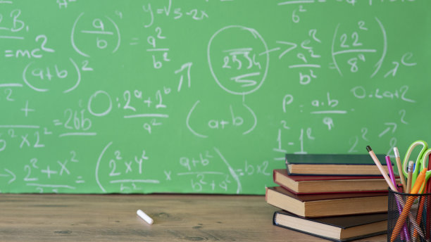 教育理念——大礼堂桌子上的书。黑板回到学校图片下载