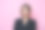 严肃愉快的黑发欧洲女人穿着黑色衣服，自信而满足地站着，淡妆，吸引人的样子，孤立在粉红色的工作室背景上。商务女士准备上班图片下载