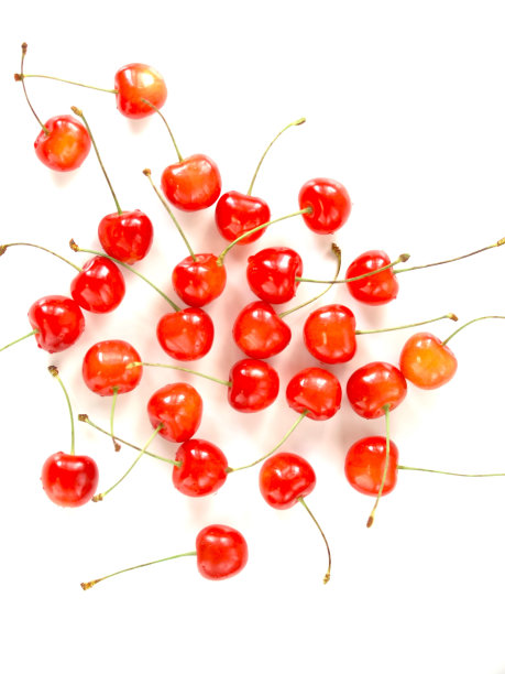 白色背景上的新鲜樱桃。图片下载