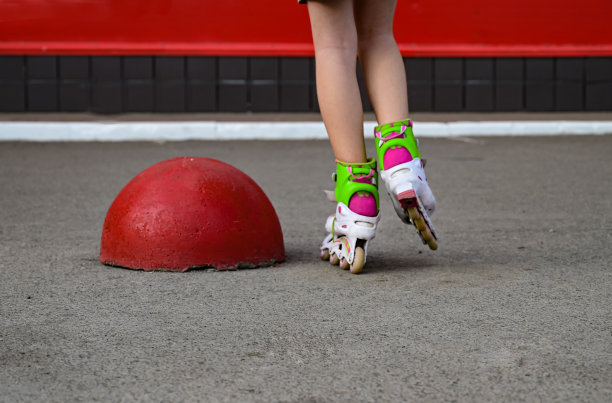 一个微笑的长发女孩穿着溜冰鞋的全身画像图片下载