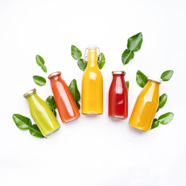 柑橘类果汁，新鲜和冰沙，食物背景，俯视图。混合不同的橙，葡萄柚，酸橙，橘子瓶与饮料在白色的桌子上图片下载