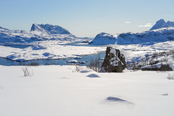 从罗弗敦群岛Fredvang渔村附近的停车场出发，徒步前往Kvalvika海滩。图片下载