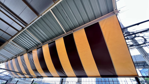 带有屋顶的黑黄遮阳篷图片下载