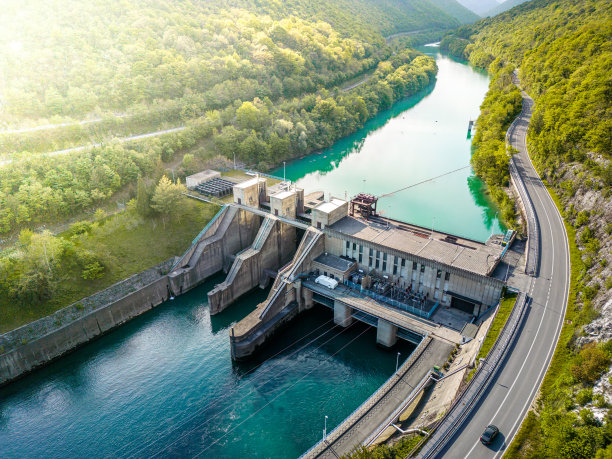 位于Soca河上的小型水电站，日落鸟瞰图图片下载