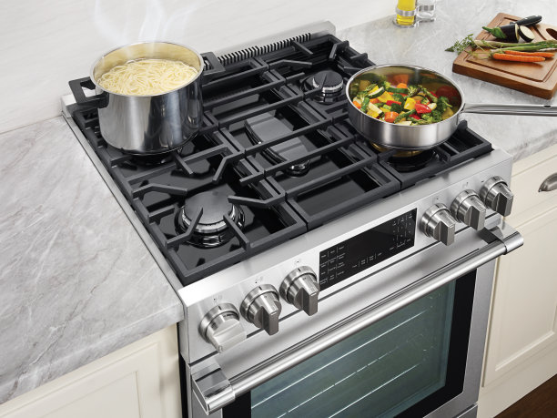 在家庭厨房里做饭图片下载