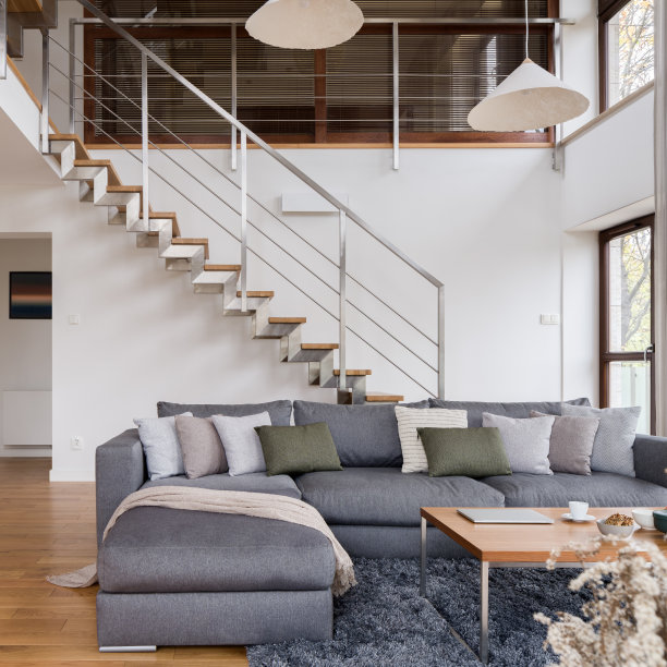 客厅角落的大沙发有楼梯图片下载