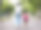 为了安全，妈妈和孩子一起背着书包在户外公园散步。妈妈带着小女孩或女儿一起散步，为了安全旅行，旅行或照顾孩子图片下载