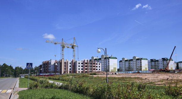 全景的建筑工地和许多起重机工作图片下载