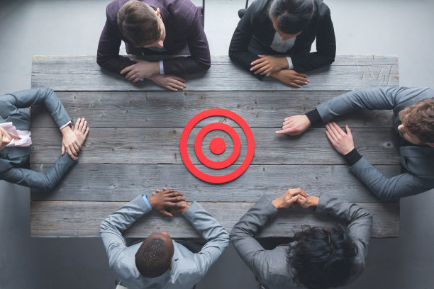 商务人士指向公司目标图片下载