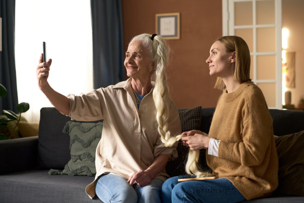 母亲与已成年的女儿自拍图片下载