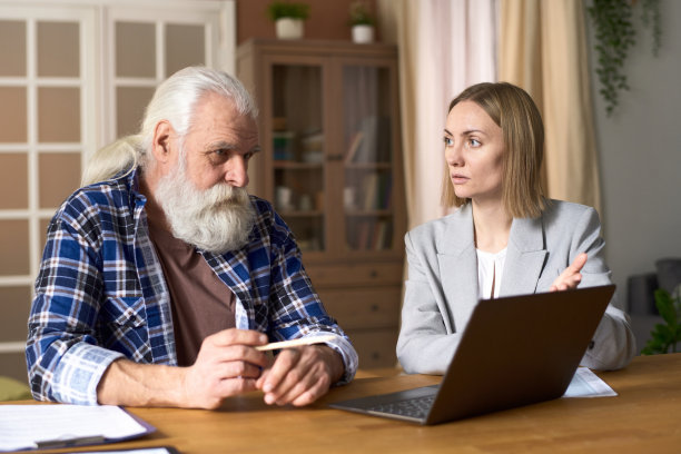 保险代理人开会时使用笔记本电脑图片下载
