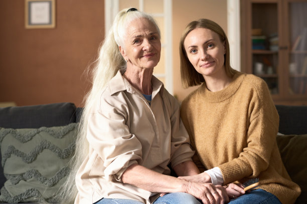 年迈的母亲和她成年的女儿图片下载