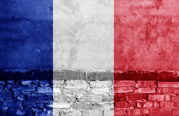 砖墙上画着国旗图片下载