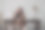 快乐的年轻女子坐在家里的办公室里看着相机图片下载