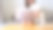 一个年轻女子在家里用笔记本电脑工作的特写图片下载