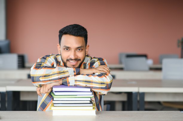 大学里快乐的印度男学生图片下载