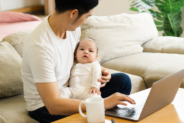 亚洲父亲和儿子在家里的形象图片下载
