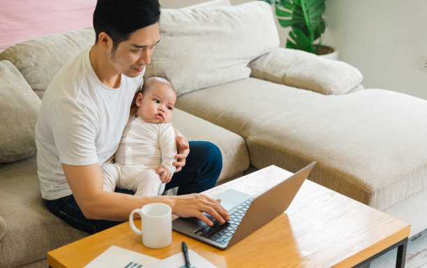 亚洲父亲和儿子在家里的形象图片下载