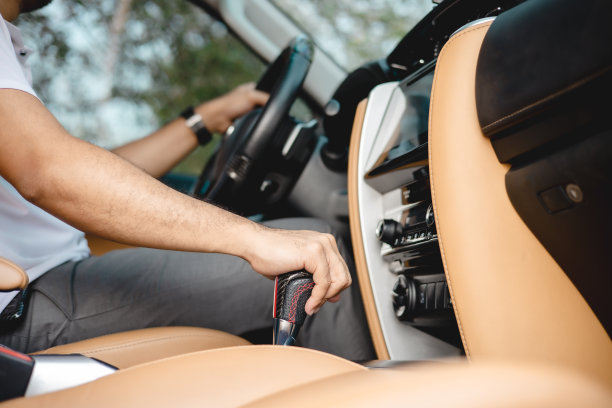 工人把汽车的变速杆换到驱动档。旅行和安全运输概念图片下载