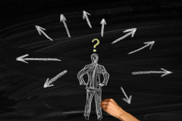 一个人站在那里犹豫着做决定图片下载