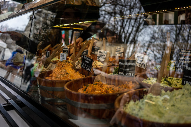 街边小吃店橱窗上街边的倒影还是窗户上横着的小吃店图片下载