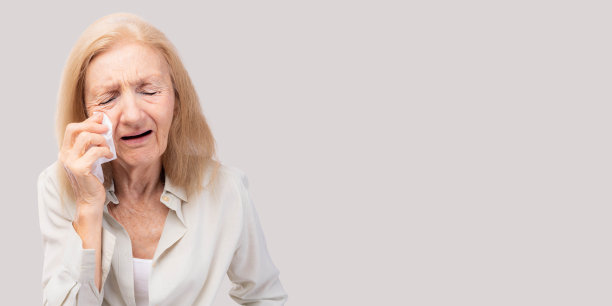 不安的苦恼的老太太感到悲伤哭泣和抽泣用纸巾擦眼泪抑郁的老年妇女抑郁焦虑抑郁的疾病疲倦的老年病人哭泣孤立上灰色图片下载