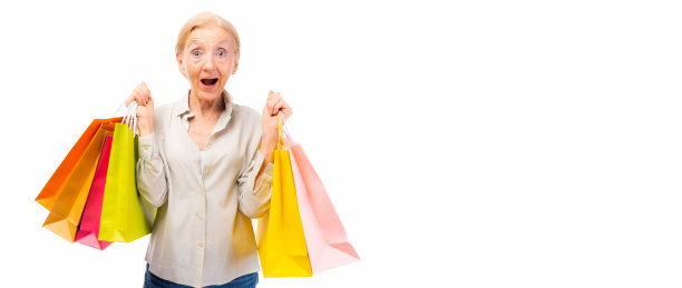 开朗快乐的老太太享受购物兴奋的老太太拿着包购物后购买旅游国外老太太看起来令人难以置信的销售低价孤立的白色背景图片下载