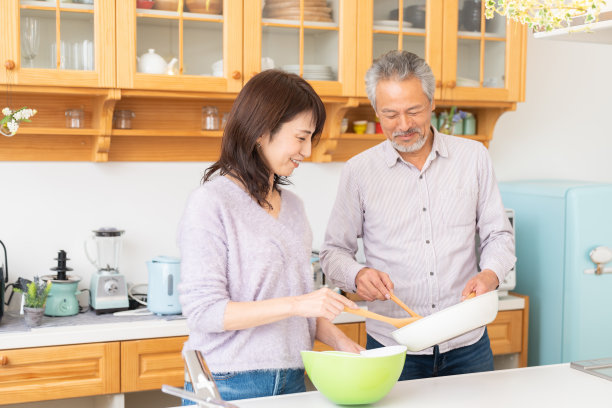 会做饭的老年夫妇图片下载