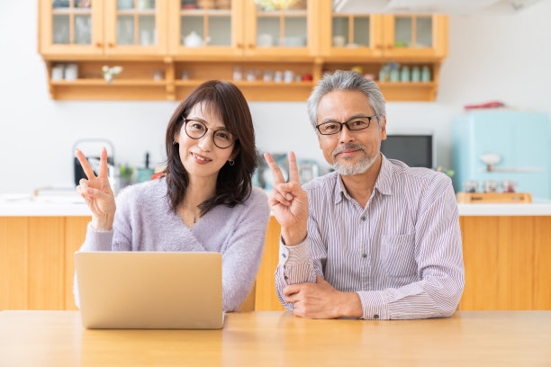 老年夫妇使用笔记本电脑图片下载