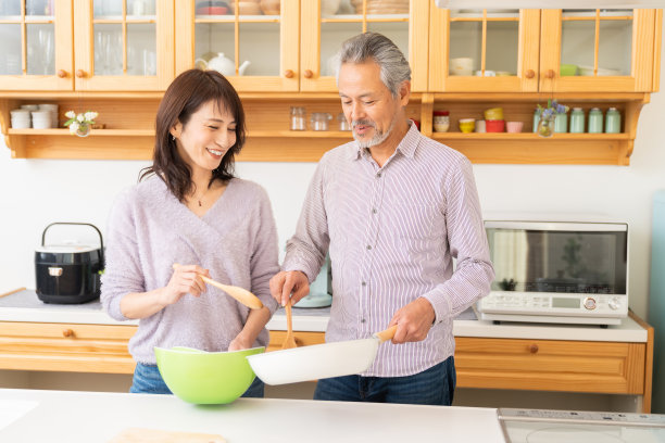 会做饭的老年夫妇图片下载