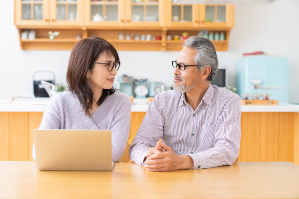 老年夫妇使用笔记本电脑图片下载