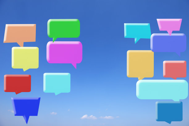 蓝天背景上的彩色对话气泡图片下载