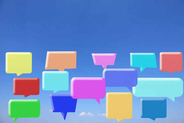 在蓝天的映衬下，五彩缤纷的语言泡泡图片下载