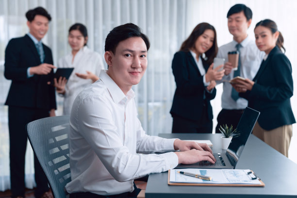 和谐办公室里成功自信的男性经理的肖像。图片下载