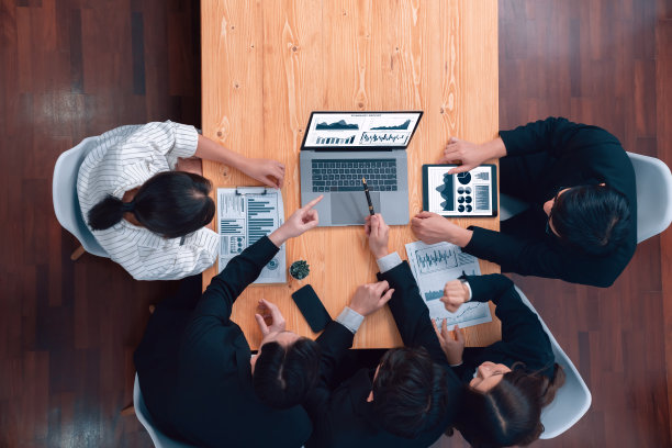 协调办公室财务数据分析会议报告撰写业务团队。图片下载