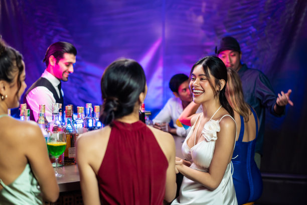 亚洲美女们在酒吧餐厅里欢聚一堂。有吸引力的年轻女孩朋友感到快乐和放松，在夜总会举行聚会，喝酒庆祝活动。图片下载