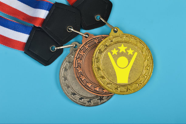 第一名的奖杯是由一套奖牌，包括金、银、铜，以及冠军和获胜者奖与一个挂绳补充图片下载