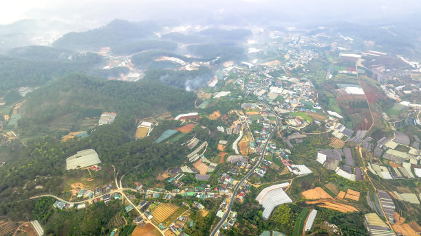 越南大叻市附近的宣苴郊区清晨鸟瞰图图片下载