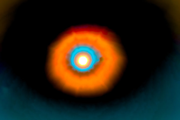 这张照片展示了太阳在太空深处发射宇宙射线的美丽模型。图片下载