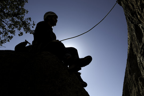 在马德里的托雷洛多内斯，一名攀岩者坐在岩架上支持他的队友。极限运动概念图片下载