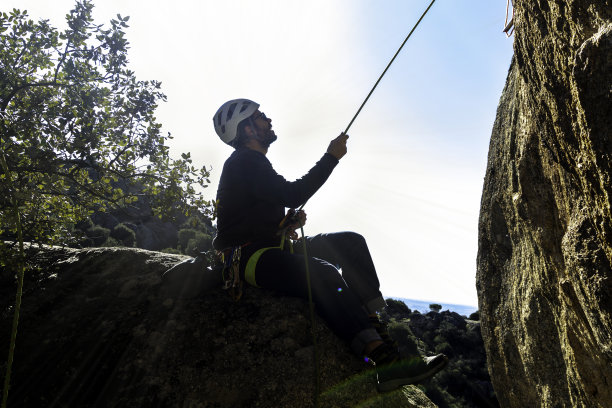 在马德里的托雷洛多内斯，攀岩者坐在岩架上支持他的队友。极限运动概念图片下载