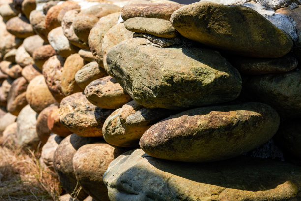 乡村的大石头路和石墙图片下载