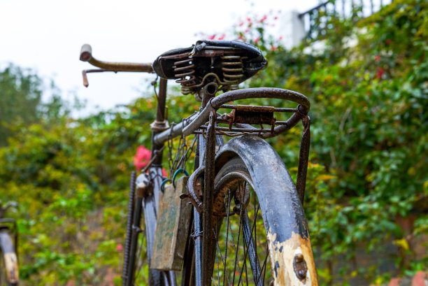 一辆生锈的旧自行车的局部特写图片下载
