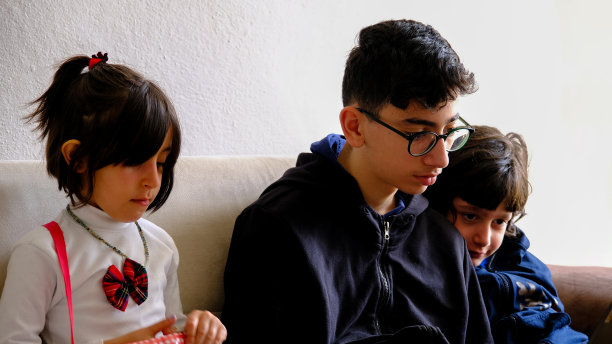 孩子们在电脑上玩游戏图片下载